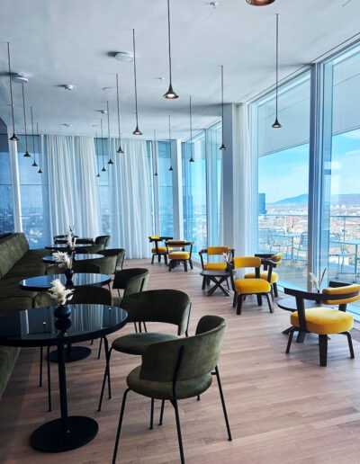 Aufnahme B1 Rooftop Bistro Innendesign mit gelben und grünen Designer Stühlen