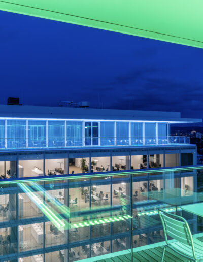 Das Lichtkonzept von James Turrell in grün auf der Terrasse des B1 Rooftop Bistro bei Nacht. Mit Aussicht auf die Dachterrasse des Zwillingturms.