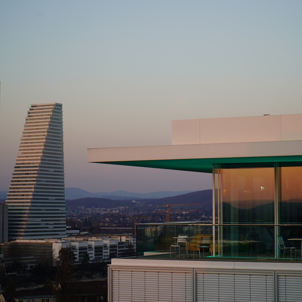 b1-rooftop-bistro eventaufnahme mit drohne zeigt terrasse-bei nacht