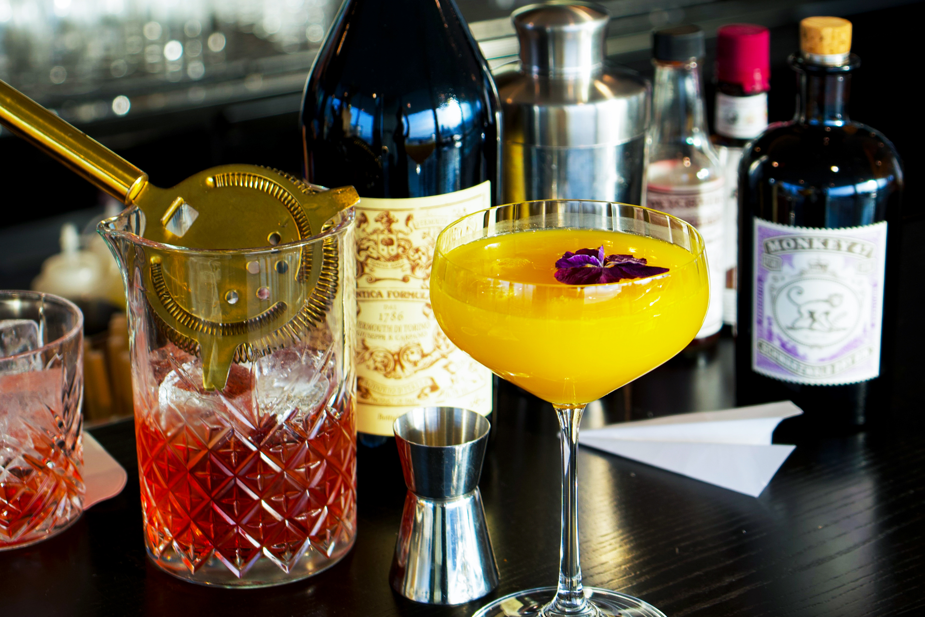Ansicht eines Cocktailworkshop Setups mit Barutensilien und zwei Signature Cocktails im B1 Rooftop Bistro Basel